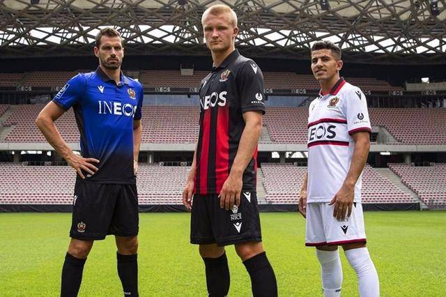  斯特拉斯堡主场连胜遭终结，球迷抗议裁判判罚  