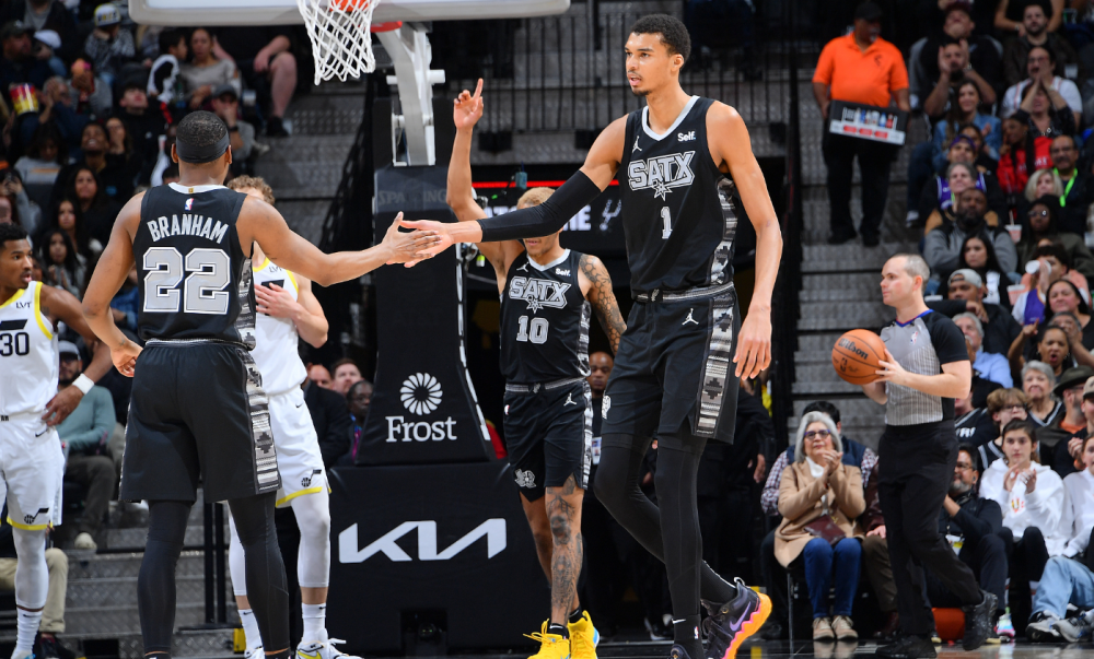  文班亚马25+12+5帽惊艳首秀，马刺爆冷击败爵士  